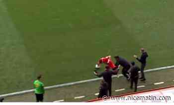 Les images sont hallucinantes, un joueur qui filait vers le but stoppé par l'entraîneur adverse