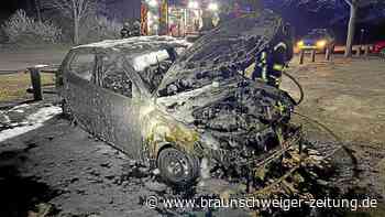 Feuer mitten in der Nacht: Auto brennt in Wolfsburg völlig aus