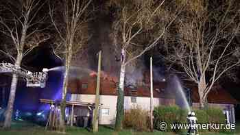 Rätselhaftes Großfeuer: Brand in Asylbewerberunterkunft - Menschen verlieren Hab und Gut