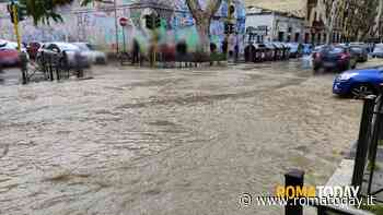 Via di Torpignattara è un fiume: si rompe conduttura e l'acqua inonda la strada