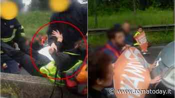 Ambientalisti bloccano ancora il traffico a Roma e i poliziotti li spostano di peso