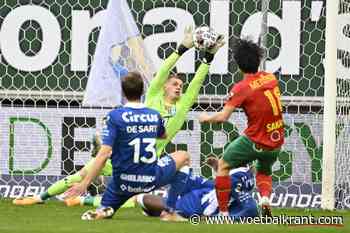 Peter Vandenbempt ziet wat ergs gebeuren bij de supporters van KAA Gent