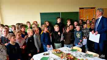 Stiebritzer Kinder begrüßen den Minister mit Schmackes