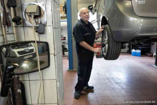 Jos Wittevrongel staat al 50 jaar in zijn garage: “Ik begon op 1 mei 1973, op een autoloze zondag en een dag dat er geen naft was”