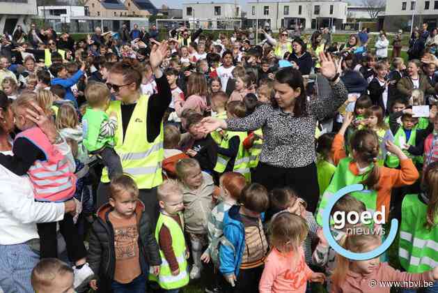 Leerlingen de mAgneet lopen en zingen voor slachtoffers aardbeving