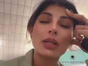 L'influencer perde il volo e piange: ma il dettaglio scatena l'ironia del web