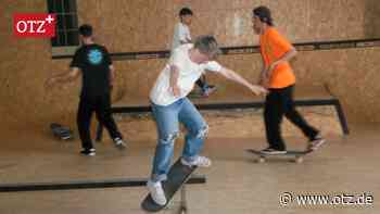 Jugendliche freuen sich über neue Skateboardhalle in Jena