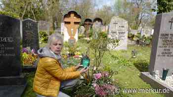 Grabstein plötzlich weg: Oberbayerin stocksauer auf Gemeinde – „Mein Blutdruck war bei 300“