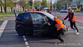 Klima-Kleber blockieren Berlin: Aktivisten sprechen von „Schmerzgriffen“ - Gewaltvorwürfe gegen die Polizei