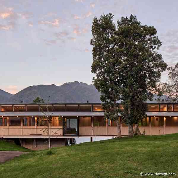 Tomás de Iruarrizaga bridges concrete forms with wooden structure for Chile holiday home