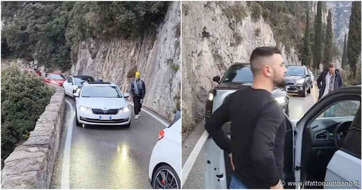 L’ingorgo sopra il lago di Garda da 14 milioni di visualizzazioni: la strada è troppo stretta e gli automobilisti non sanno cosa fare – Video
