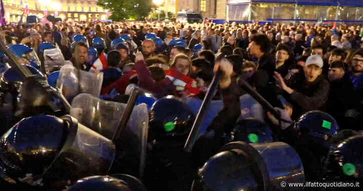 25 aprile, a Torino i manifestanti contestano la presenza di bandiere Nato: scontri e cariche delle forze dell’ordine – Video