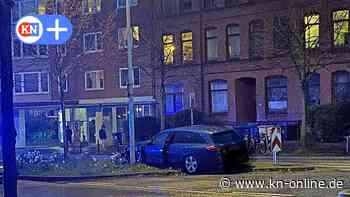 Mann verliert in Kiel Kontrolle über Pkw und rammt neun Autos