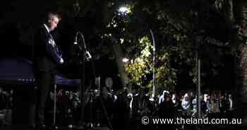 'Remembering the sacrifice': Wagga turns out for dawn service