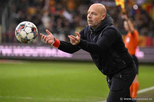 Schaduwcoach Olivier Deschacht spaart zijn kritiek op RSCA-coach Brian Riemer niet: “Hij haalde geen resultaat in cruciale wedstrijden en heeft dus gefaald”