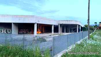 Nel locale abbandonato tra fuochi e gusci di tartarughe. I residenti: "Vogliamo sicurezza" 