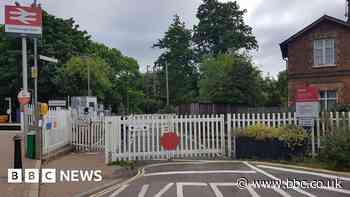 Farnborough level crossing: Train missed users by six seconds - report