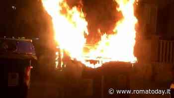 Notte di fuoco a Talenti: incendiati 9 cassonetti