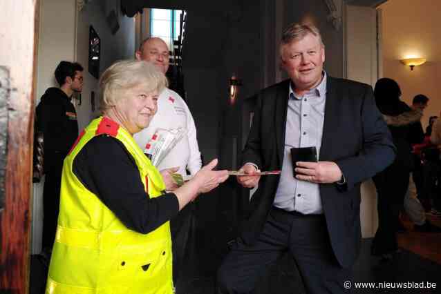 Rode Kruis verkoopt eerste pleisters aan gemeenteraad