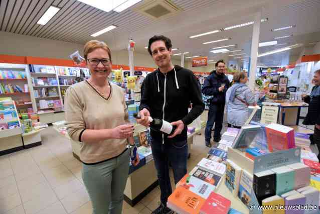 Peter en Anne nemen afscheid van klanten Standaard Boekhandel
