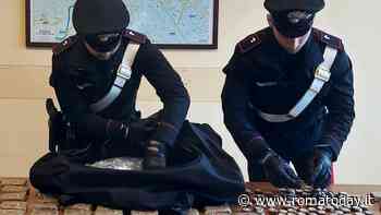 Lo scambio di droga con il borsone nero con 10 chili di droga. Nei guai anche un minorenne