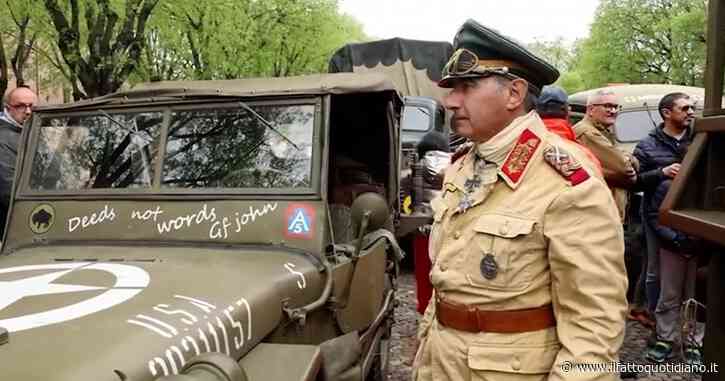 25 aprile, a Mirandola il sindaco fa sfilare mezzi e figuranti con divise naziste e della Rsi: l’Anpi si rifiuta di salire sul palco – video