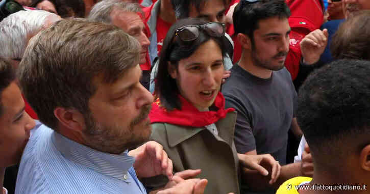 25 aprile, l’arrivo di Schlein tra gli applausi al corteo di Milano: la segretaria del Pd con il fazzoletto dell’Anpi al collo – Video