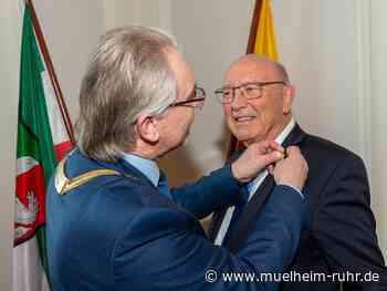 Auszeichnung: Cleven erhält Ehrenspange und trägt sich ins Goldene Buch ein