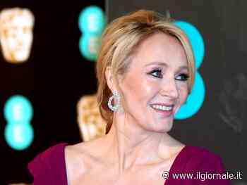 "Scorta di champagne". J. K. Rowling sbeffeggia il boicottaggio trans