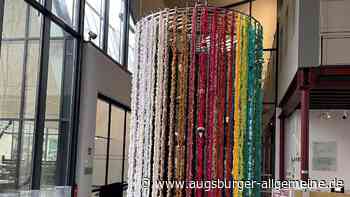 Nachhaltig und bunt: Kunst mit alten Kleiderstücken