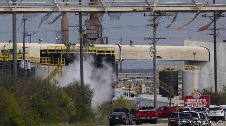 1 dead, 1 injured in blast at Chicago area petroleum plant
