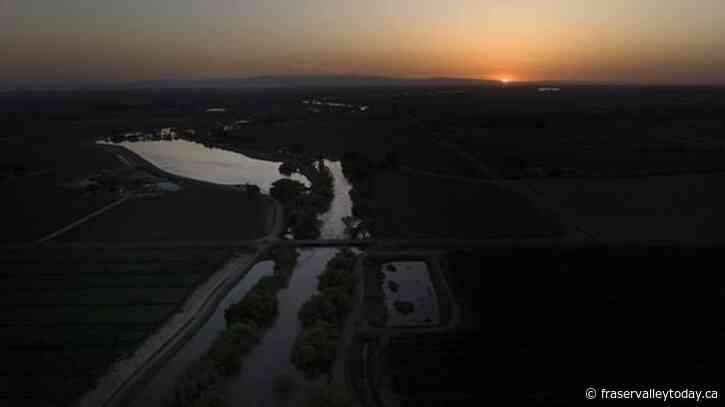 Yosemite closes over flooding threat as huge snowpack melts