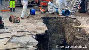 Torpignattara allagata per una condotta vecchia di 70 anni: la strada resta chiusa fino a fine settimana
