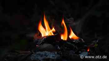 Polizeimeldungen für Jena: Illegal abgeladener Müll brennt - Mann schubst Frau von Parkbank