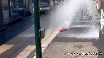 Il pullman fa manovra e abbatte idrante: allagata via Flaminia