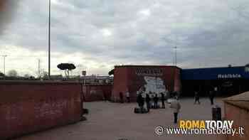 La lite davanti alla stazione degenera e tenta di uccidere il rivale a colpi di machete