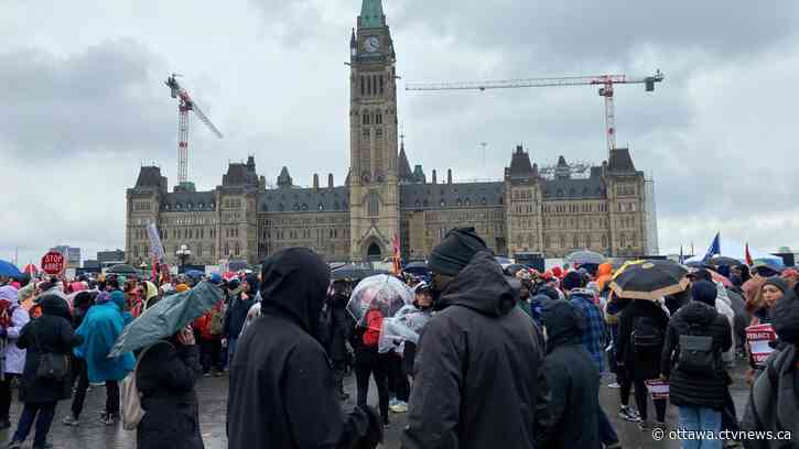 Striking public servants rally on Parliament Hill as talks grind 'to a halt'