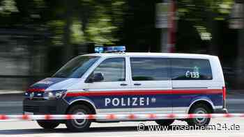 Zwei Personen in Sozialeinrichtung schwer verletzt: Täter kommt mit Waffe zur Polizei