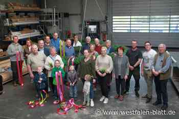 Kränze für den Maibaum gebunden