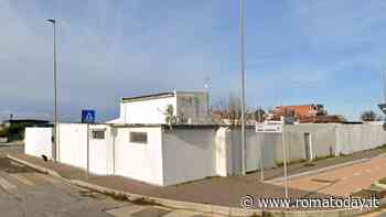 Si prendono a cazzotti davanti al locale, i poliziotti intervengono e vengono picchiati