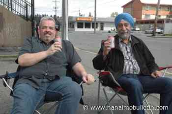 B.C. councillors drink beer from lawn chairs on a public sidewalk to make a point