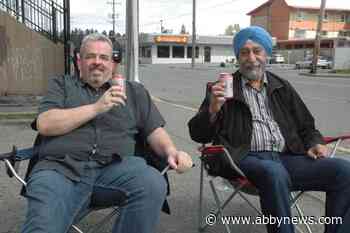 B.C. councillors drink beer from lawn chairs on a public sidewalk to make a point