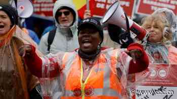 Striking federal union wants PM involved in talks as government digs in