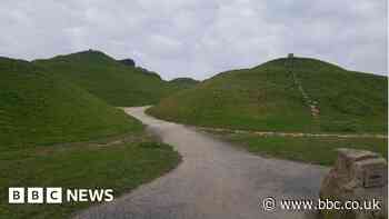 Naked woman landmark sculpture damaged by walkers