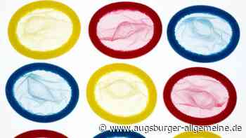 Zwei Buben klauen in einem Geschäft XXL-Kondome