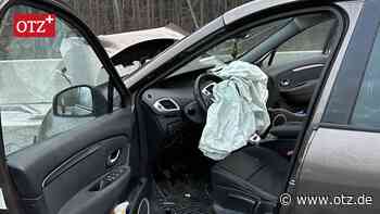 Zwei Laster klemmen Golf auf A4 zwischen Jena und Stadtroda ein