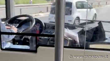 Alla guida del bus sulla Nomentana con lo smartphone in mano: sospeso autista Atac