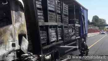 Camion in fiamme: autostrada chiusa e code chilometriche