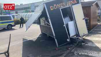 Schwerer Unfall in Jena: Mann kracht mit Auto in Imbisswagen