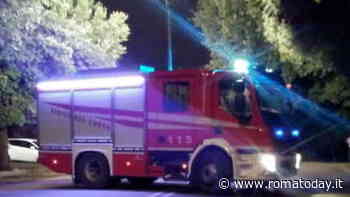 Corto circuito provoca incendio, fumo invade la palazzina. Residenti scappano in strada